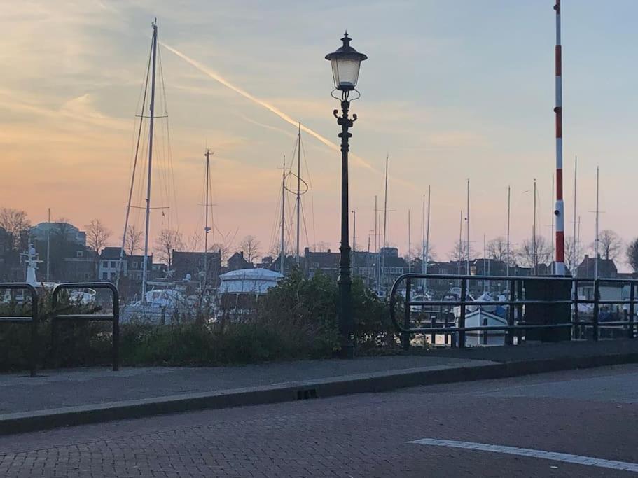 Gezellige Pipo Met Grote Schommel Aan Het Water Villa Medemblik Eksteriør bilde