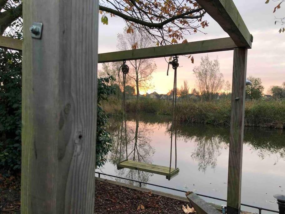 Gezellige Pipo Met Grote Schommel Aan Het Water Villa Medemblik Eksteriør bilde
