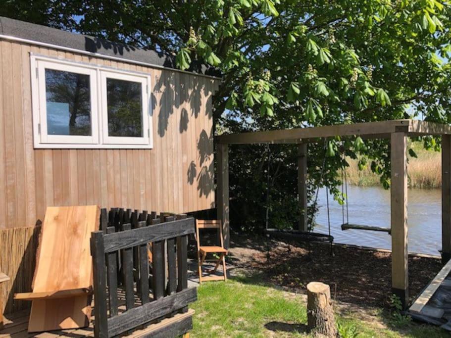 Gezellige Pipo Met Grote Schommel Aan Het Water Villa Medemblik Eksteriør bilde