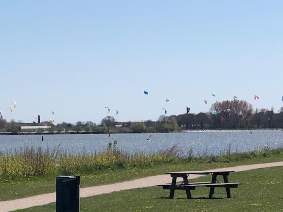 Gezellige Pipo Met Grote Schommel Aan Het Water Villa Medemblik Eksteriør bilde