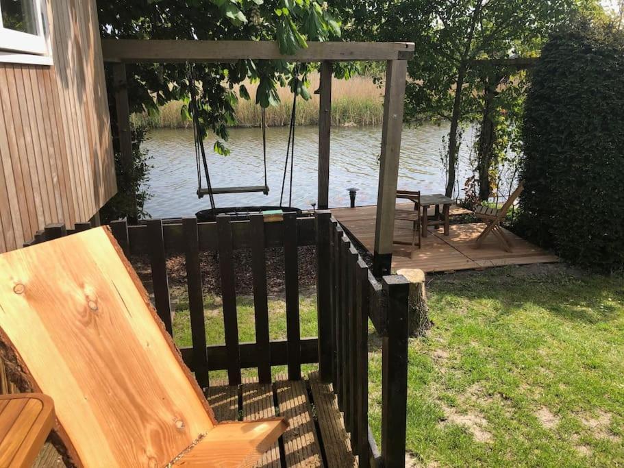 Gezellige Pipo Met Grote Schommel Aan Het Water Villa Medemblik Eksteriør bilde