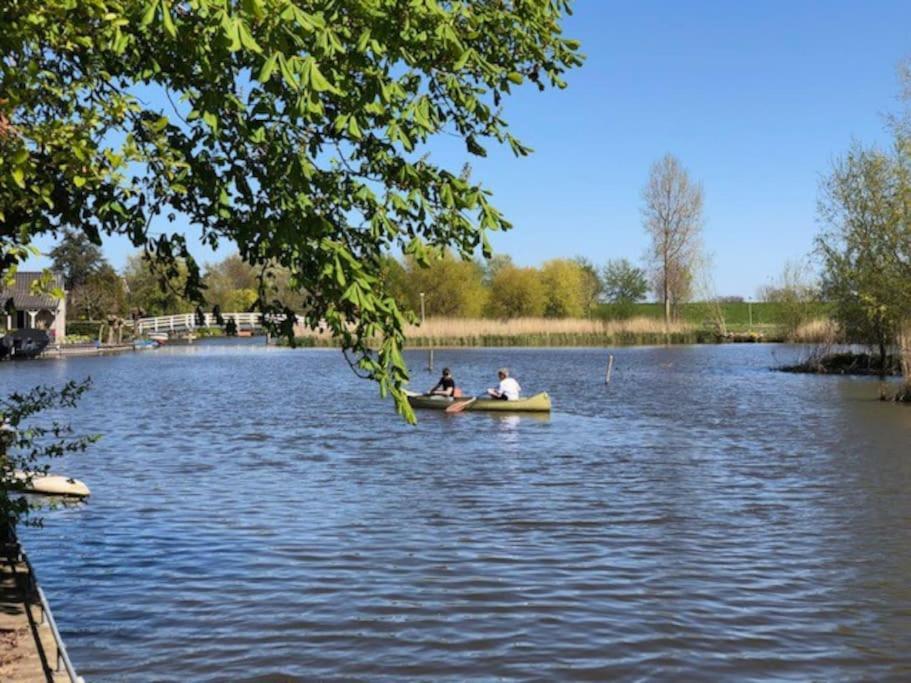 Gezellige Pipo Met Grote Schommel Aan Het Water Villa Medemblik Eksteriør bilde