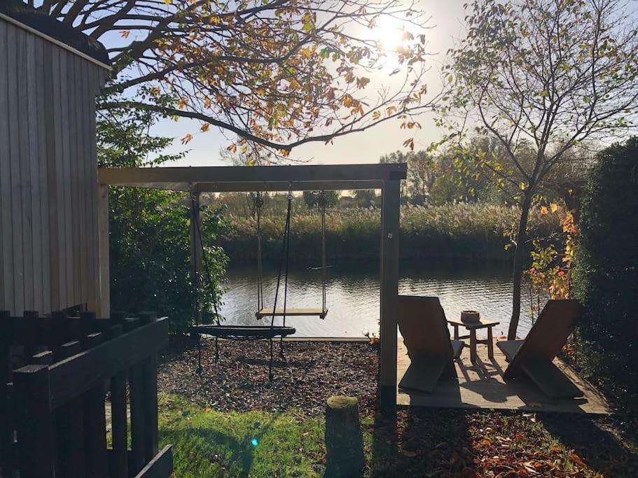 Gezellige Pipo Met Grote Schommel Aan Het Water Villa Medemblik Eksteriør bilde